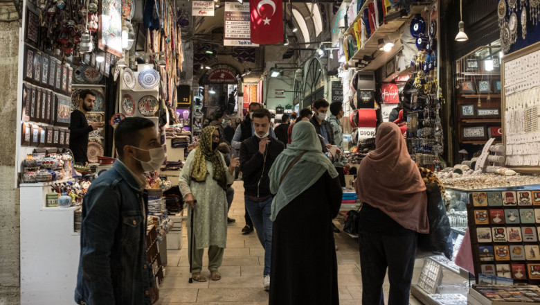 oameni in bazar in istanbul