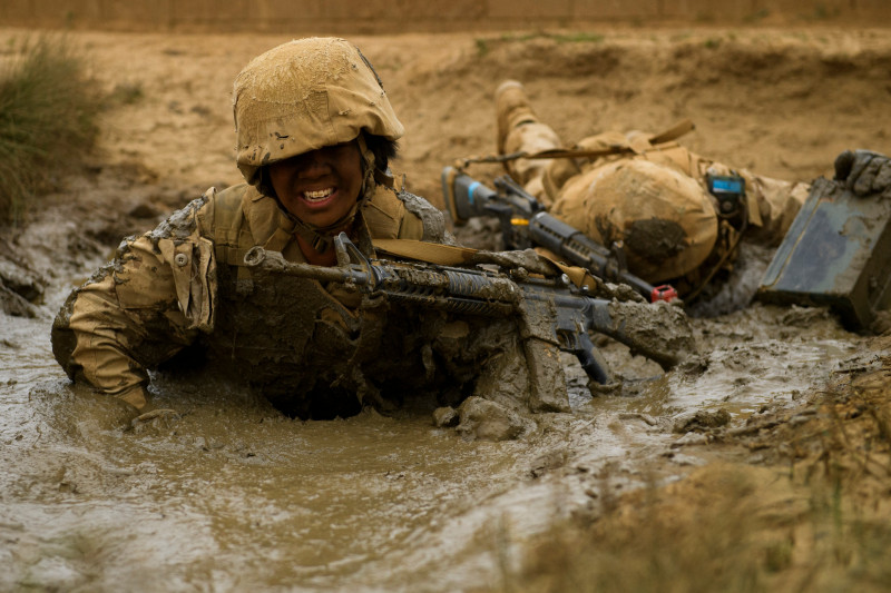 Femeie-soldat se antrenează în cadrul programului de instrucție al US Marines