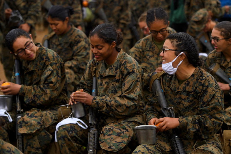 Femei-soldat în cadrul programului de instrucție pentru a deveni membre în US Marines - Infanteria Marină a sUA