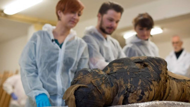 cercetatorii din proiectul Warsaw Mummy Project studiaza mumia unei femei insarcinate