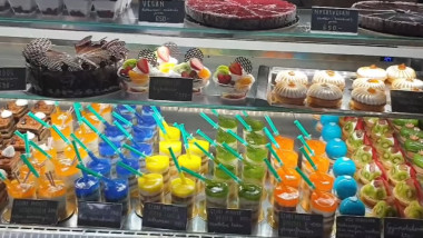 prajituri in culorile vaccinurilor anti covid intr-o cofetarie din ungaria