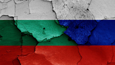 steagul bulgariei și al rusie desenate pe un zid crăpat