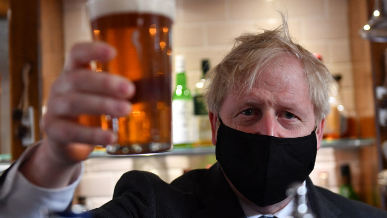 boris johnson bea o bere intr-un pub