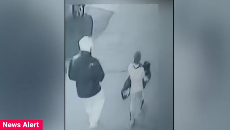 doua persoane filmate din spate de o camera de supraveghere