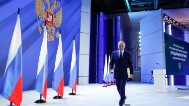 Preşedintele rus Vladimir Putin trece pe langa mai multe steaguri ale Rusiei dupa ce a rostit discursul despre starea nantiunii