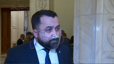 ciprian ciubuc, deputat aur, cu masca transparenta in parlament.