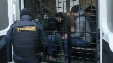 protestatari din rusia arestati si bagati in duba