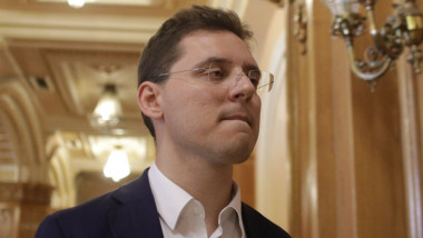 Victor Negrescu pe un hol din Parlament.
