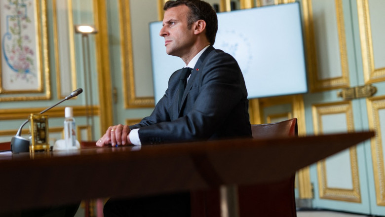 Emmanuel Macron la birou în timpul Summitului pentru climă.