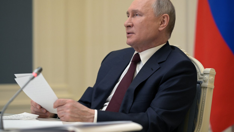 Vladimir Putin cu o foaie în mâini