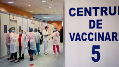 medici, asistente si pacienti intr-un centru de vaccinare
