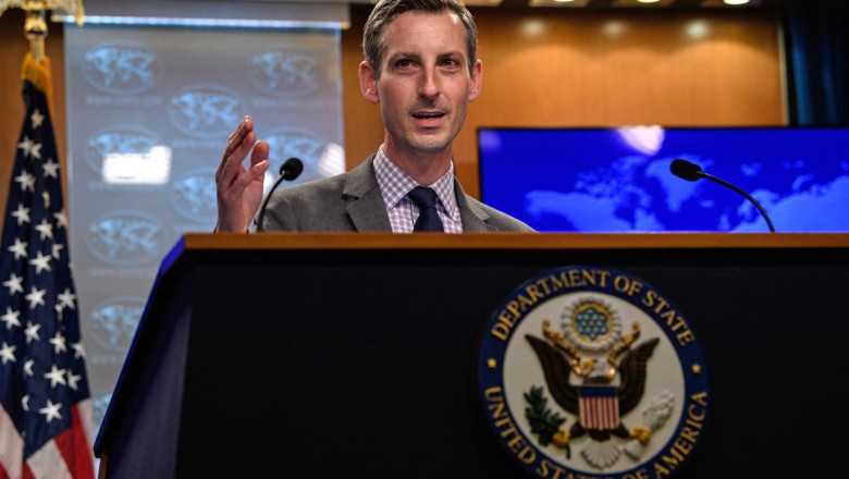 Ned Price gesticulează de la pupitrul blazonat cu simbolul Departamentului de Stat american
