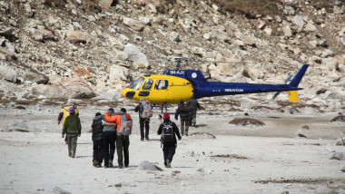alpinist evacuat cu elicopterul de pe everest