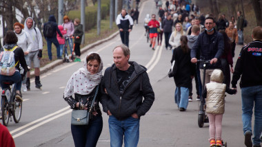 Oameni din Rusia se plimbă pe stradă.