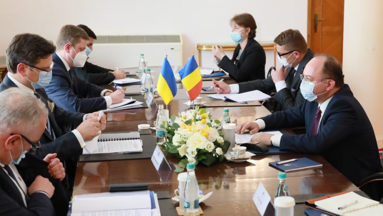 Ministrul român de Externe, Bogdan Aurescu (d) la întrevederea cu ministrul ucrainean de Externe, Dmytro Kuleba