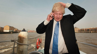 Boris Johnson vorbeste la telefonl mbil
