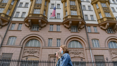 doua tinere trec pe langaSediul ambasadei SUA din Moscova