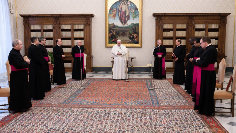 papa Francisc alături de cardinali ai Vaticanului
