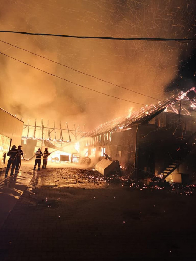 Incendiu violent la o fabrică de mobilă din Reghin.