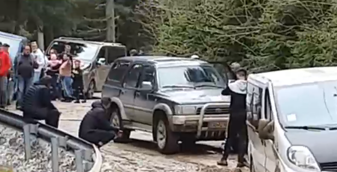VIDEO Zeci de mașini bocate în noroi pe drumul spre Padina
