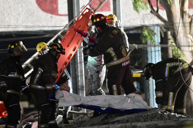 O linie supraterană de metrou și vagoanele de pe ea s-au prăbușit peste un drum aglomerat, în Mexico City FOTO: Profimedia Images