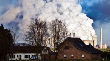 doua case in germania, in spatele lor un nor urias de dioxid de carbon care iese dintr-un furnal