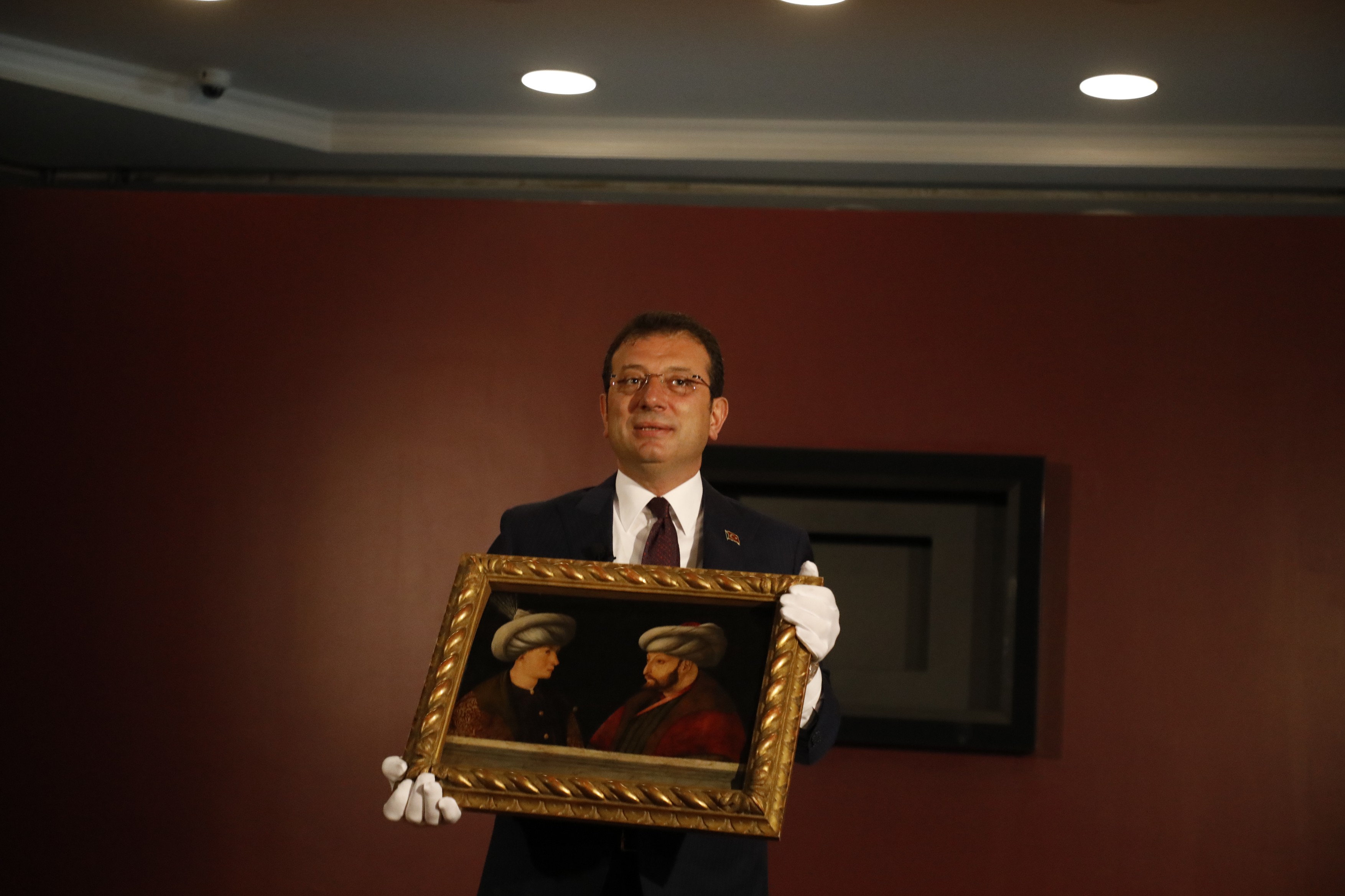 Primarul din Istanbul, anchetat pentru că a stat cu mâinile la spate la mormântul sultanului Mehmet al II-lea