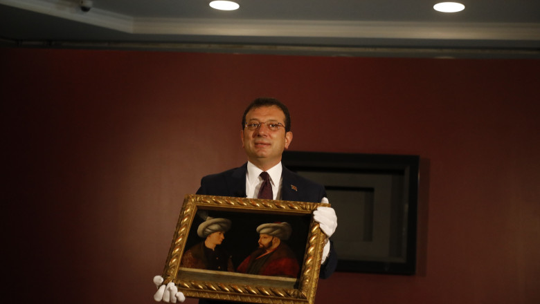 primarul istanbulului tine in maini un tablou cu sultanul mehmet al ii-lea