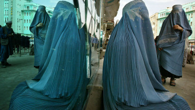 Femeie cu burka pe o stradă în Kabul, Afganistan