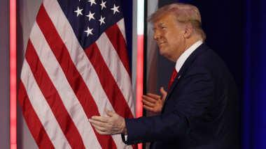Donald Trump, cu un steag american