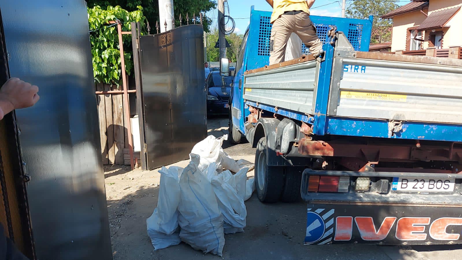 Cetățean amendat cu 30.000 lei pentru că a vrut să arunce gunoaie ilegal. Mașina folosită a fost confiscată