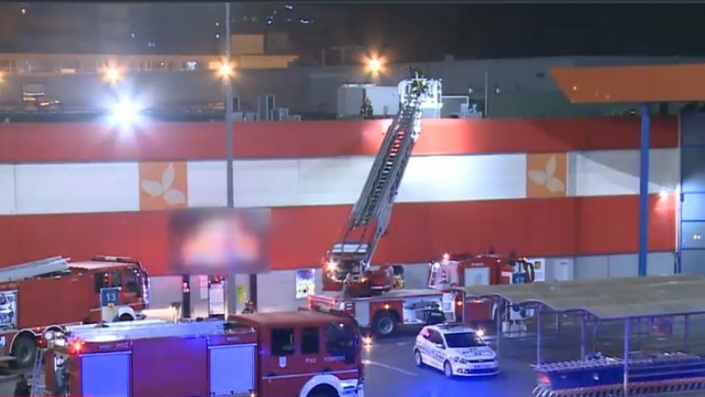 pompierii intervin la un incendiu la un hipermarket