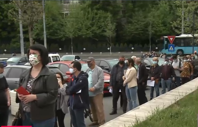 Cozi uriașe la centrele de imunizare de la Romexpo și Palatul Copiilor. Registrul Național de Vaccinare a fost blocat timp de două ore