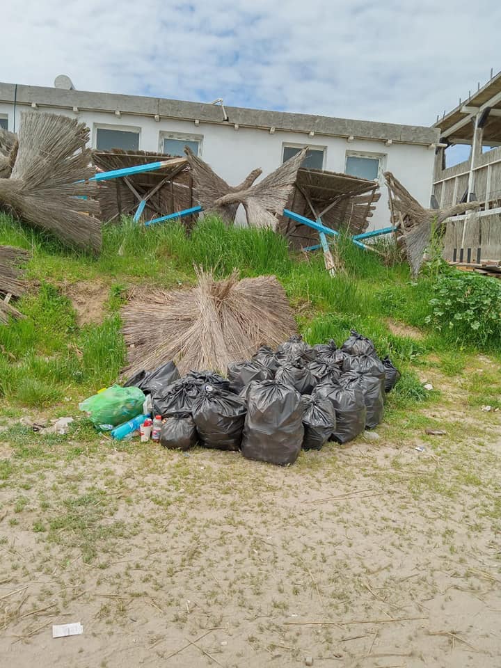 Vama Veche, acoperită de gunoaie după minivacanța de 1 Mai