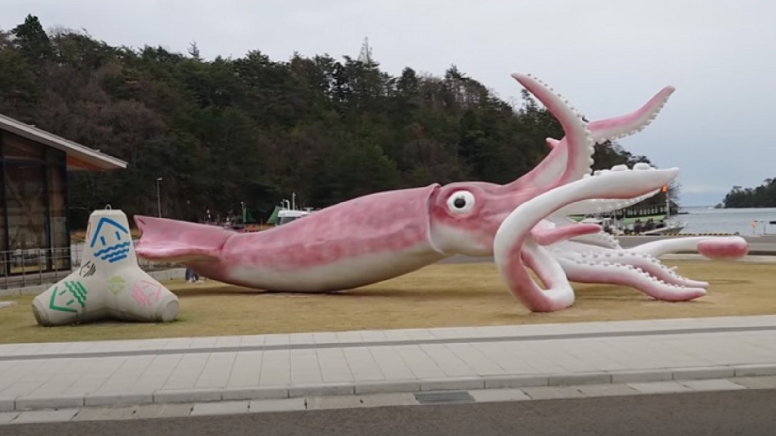 Scandal în Japonia. Un oraș a cheltuit fonduri de urgență pentru măsurile anti-Covid pe o statuie uriașă cu un calmar roz