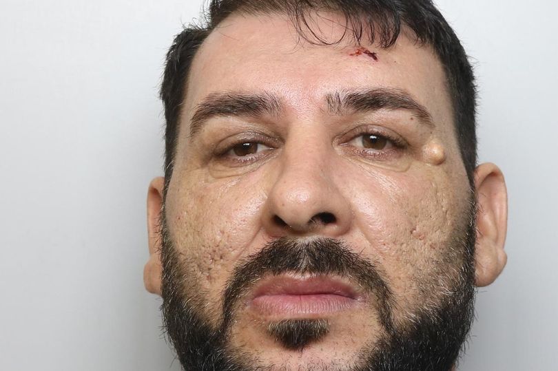 Român gelos condamnat în Anglia pentru că și-a torturat partenera într-o pivniță și a obligat-o să înghită inelul de logodnă