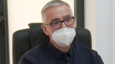 Gabriel Btonariu, cu mască în biroul său.