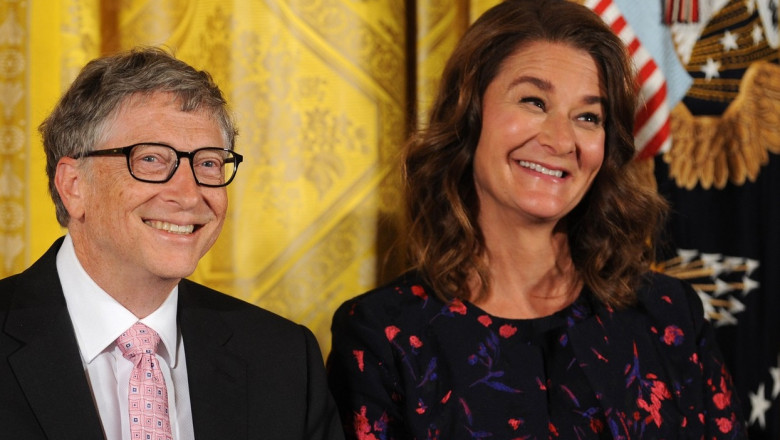 Bill și Melinda Gates zambind la o receptie oficiala