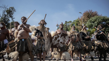 Parada poporului Zulu, cu o zi înainte de înmormântarea reginei lor
