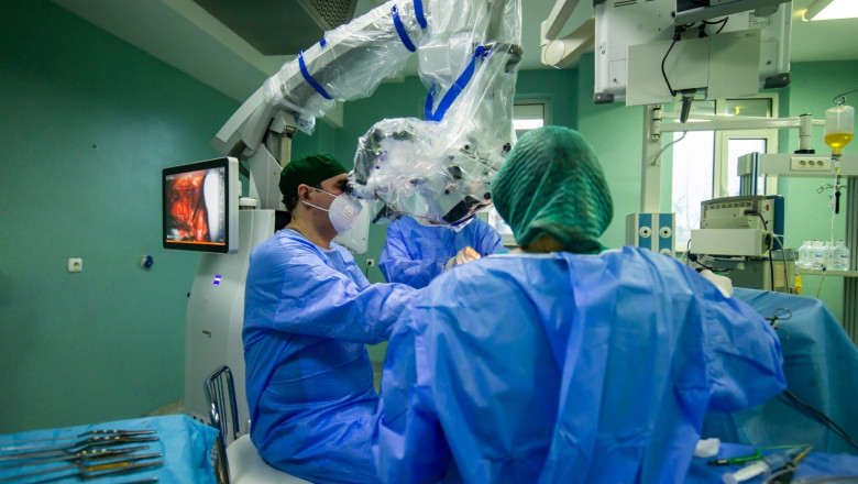 Medici in timpul unei operații