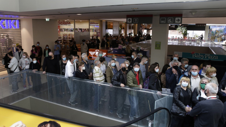 Sârbii stau la coadă la un mall pentru un voucher de cumpărături primit după vaccinare