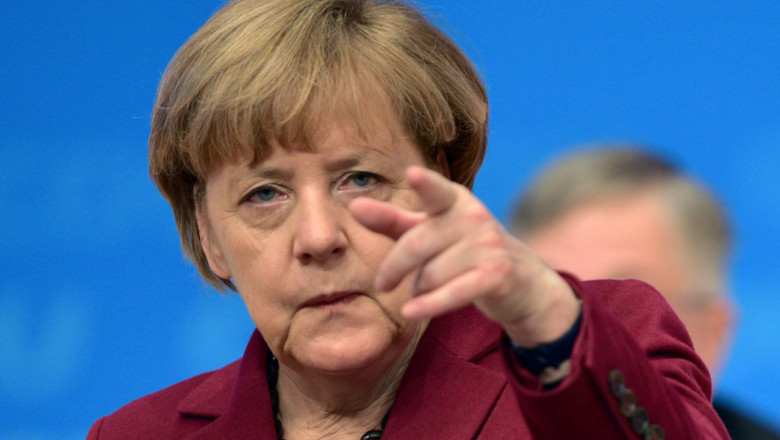 Angela Merkel arată cu degetul.