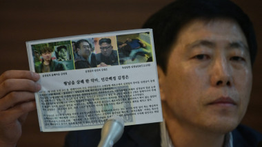 Activistul Park Sang-hak ține in mână unul dintre manifestele sale