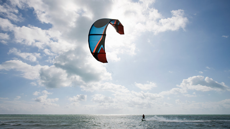 Un tânăr face kitesurf