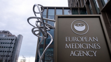 Inscripție cu numele Agenției Europene pentru Medicamente.