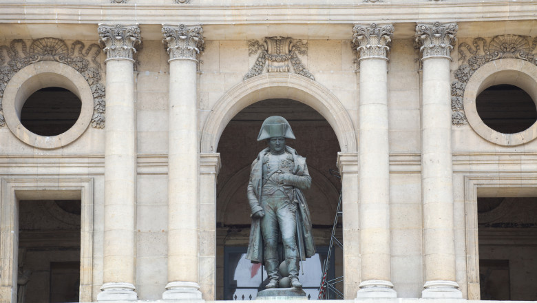 Statuie care-l reprezintă pe Napoleon Bonaparte, în balconul de la de la Domul Invalizilor, Paris
