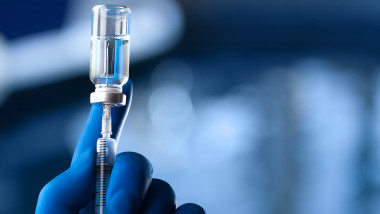 seringa cu care se extrage vaccinul dintr-o doza