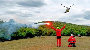 elicopter aterizeaza ghidat de salvamontisti
