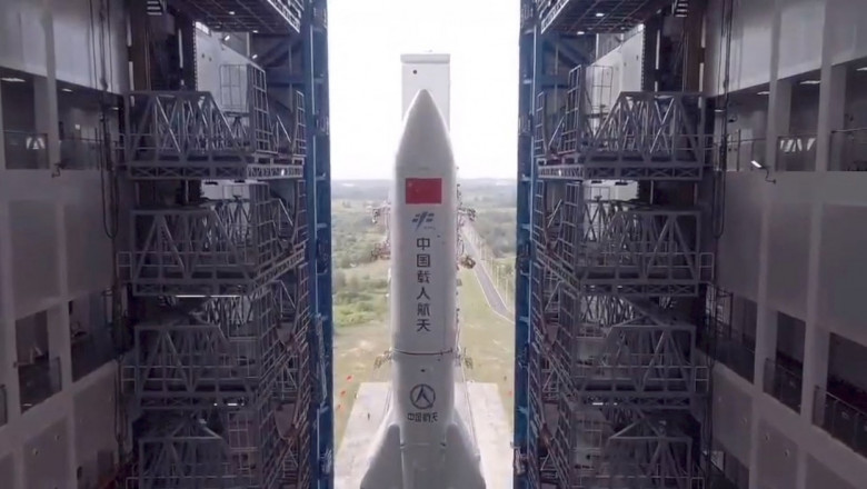 racheta chinei pe rampa de lansare
