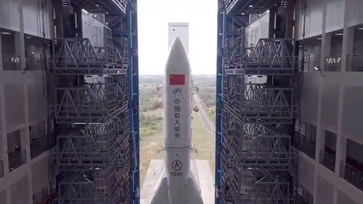 VIDEO. Imagini cu ramasite din racheta „rebela” a Chinei dupa ce s-a dezintegrat in atmosfera